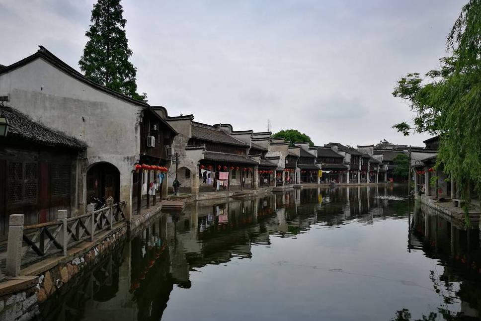 逃离残破的船只